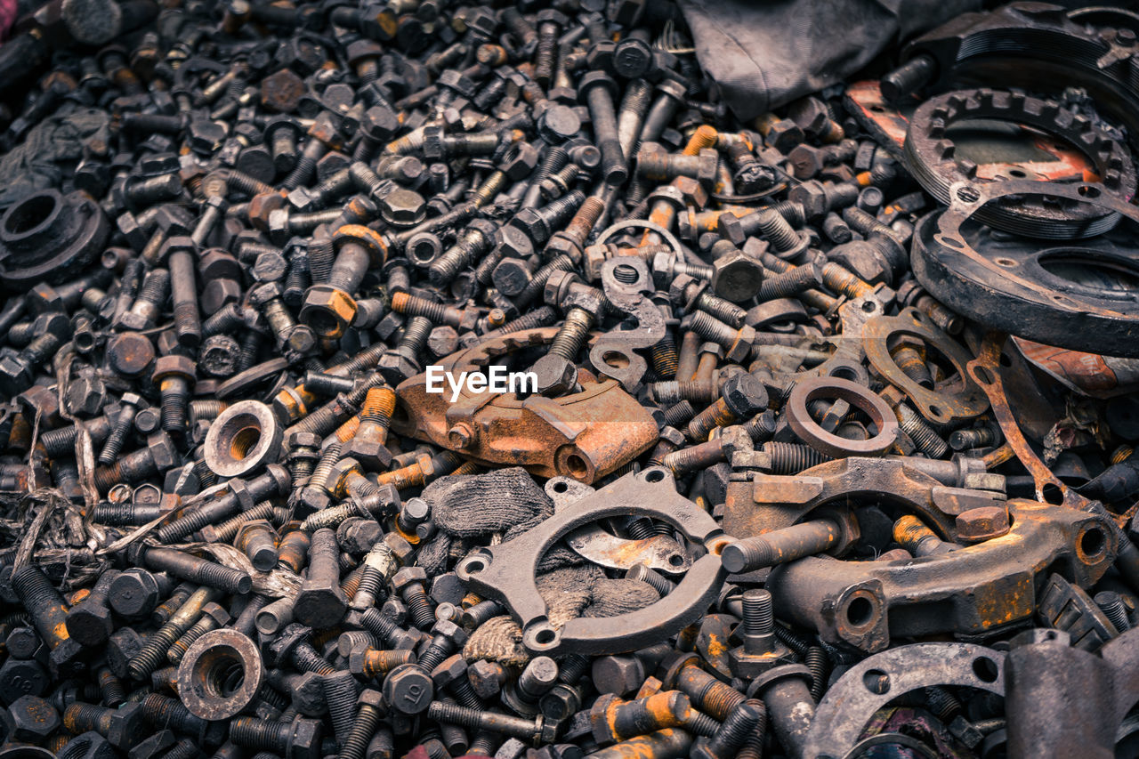 Close-up of rusty metal chain