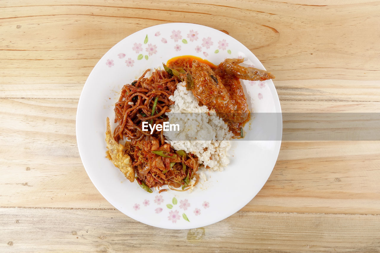 HIGH ANGLE VIEW OF MEAL SERVED IN BOWL