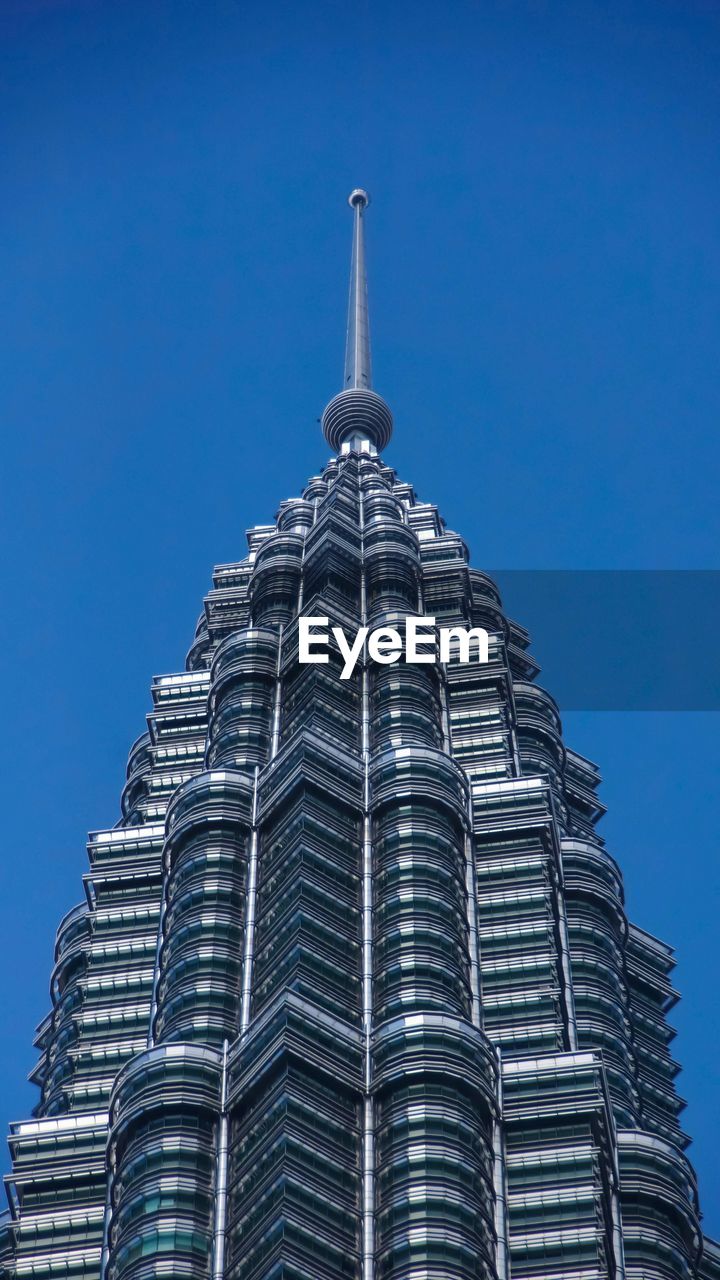 LOW ANGLE VIEW OF BUILDING AGAINST CLEAR BLUE SKY