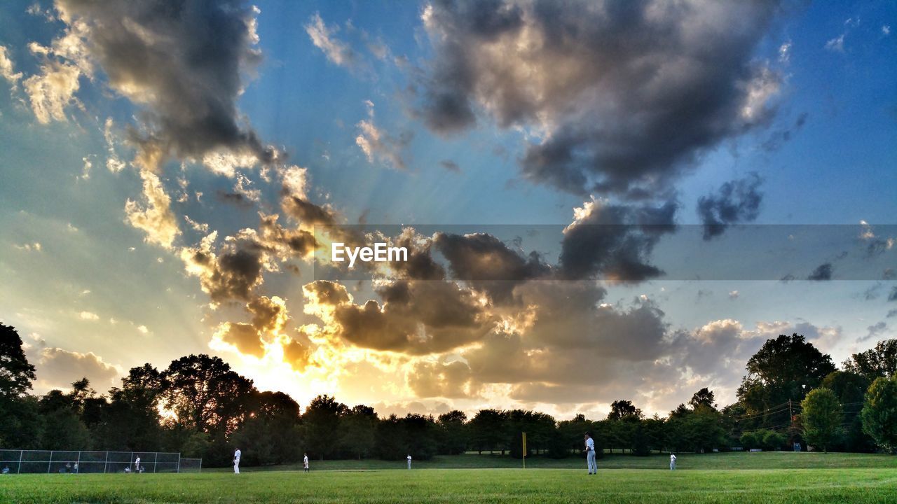 SCENIC VIEW OF LANDSCAPE AGAINST CLOUDY SKY