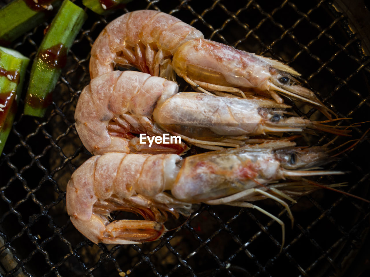 HIGH ANGLE VIEW OF MEAT IN BARBECUE GRILL