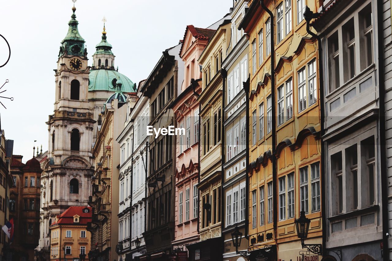 LOW ANGLE VIEW OF BUILDINGS IN CITY