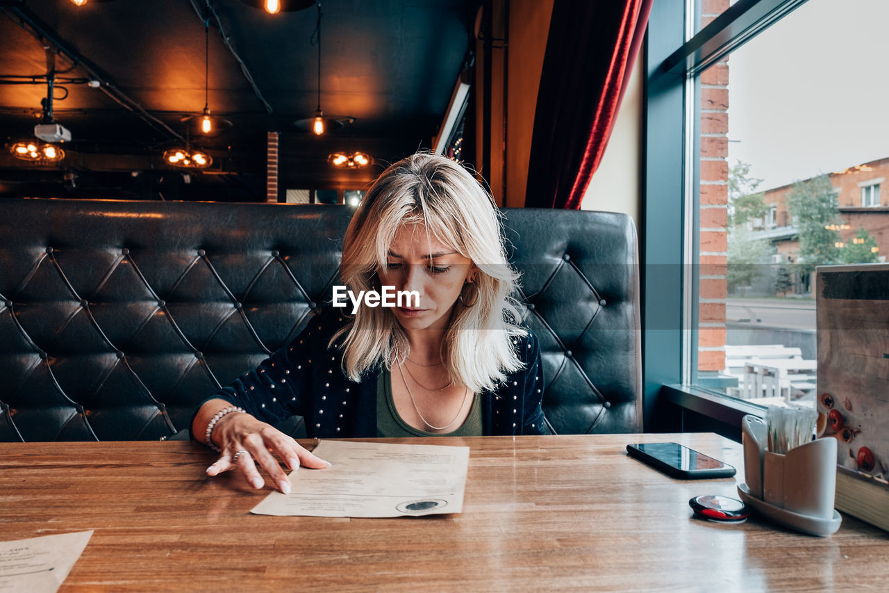 Portrait of woman sitting in restaurant