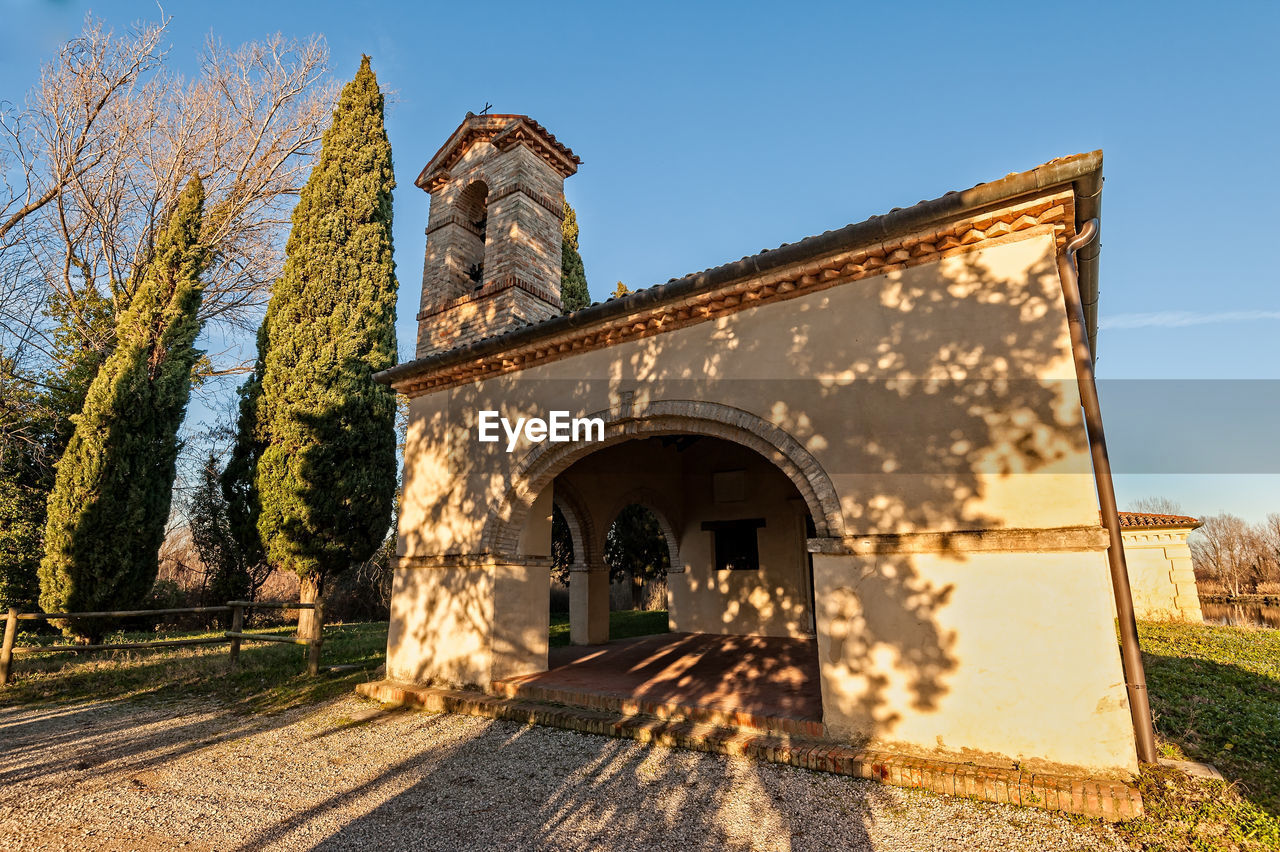 LOW ANGLE VIEW OF HISTORIC BUILDING AGAINST CLEAR SKY