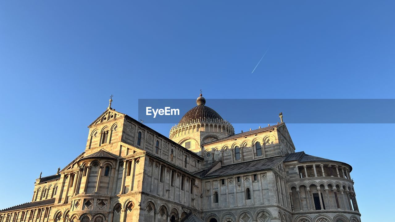 architecture, built structure, building exterior, sky, travel destinations, clear sky, blue, landmark, city, travel, history, the past, nature, building, low angle view, tourism, sunny, government, worship, no people, facade, politics and government, dome, place of worship, day, outdoors, copy space