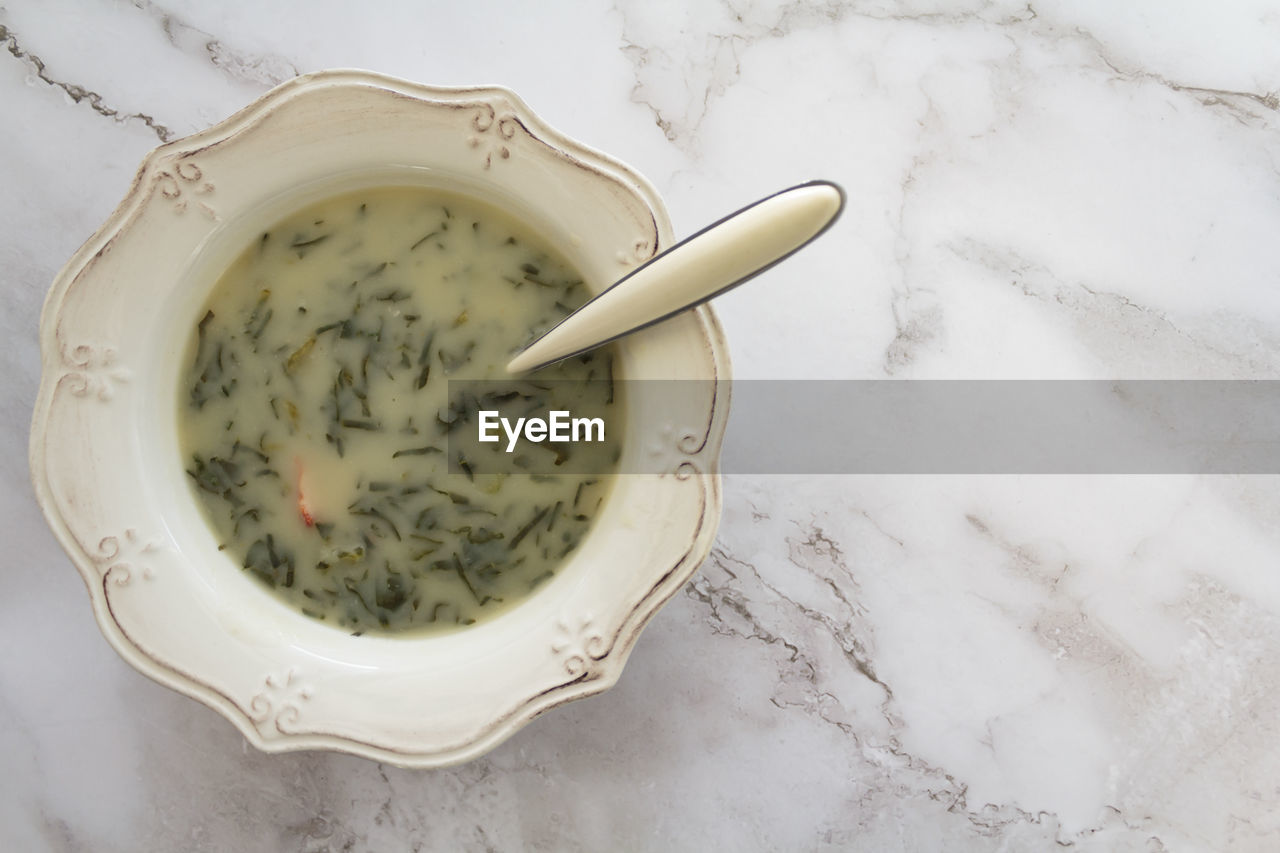 HIGH ANGLE VIEW OF RICE IN BOWL ON TABLE