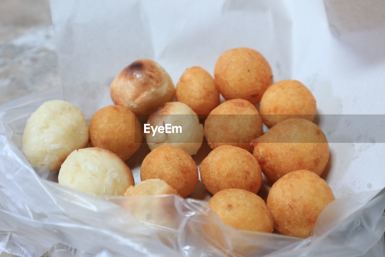 HIGH ANGLE VIEW OF BREAD IN BASKET