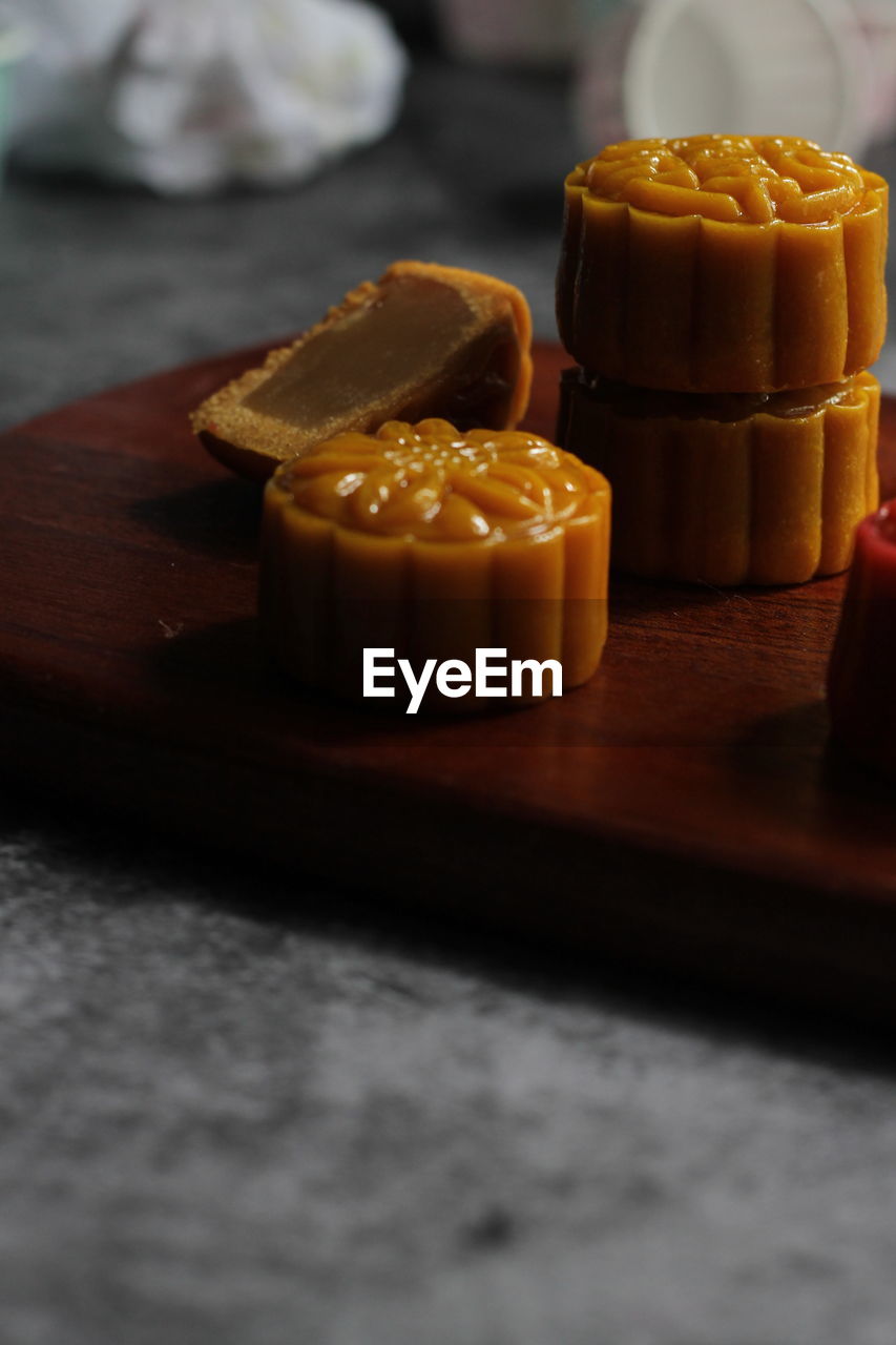 CLOSE-UP OF ICE CREAM ON CUTTING BOARD