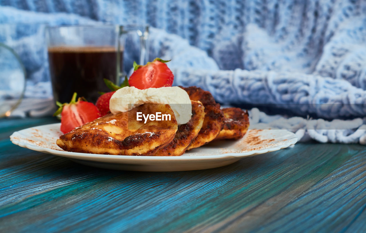 CLOSE-UP OF BREAKFAST SERVED IN PLATE ON TABLE