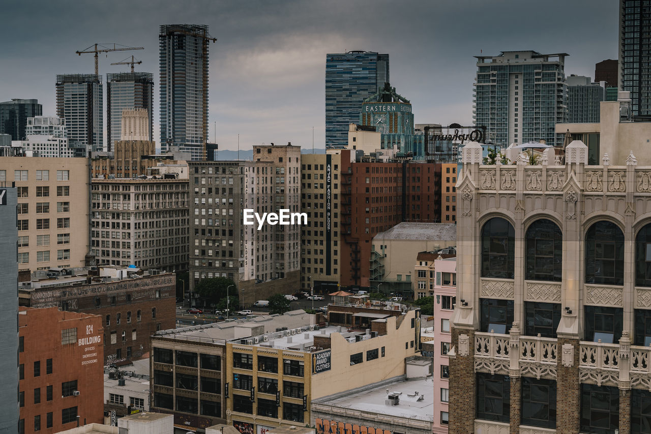 HIGH ANGLE VIEW OF BUILDINGS AGAINST SKY IN CITY