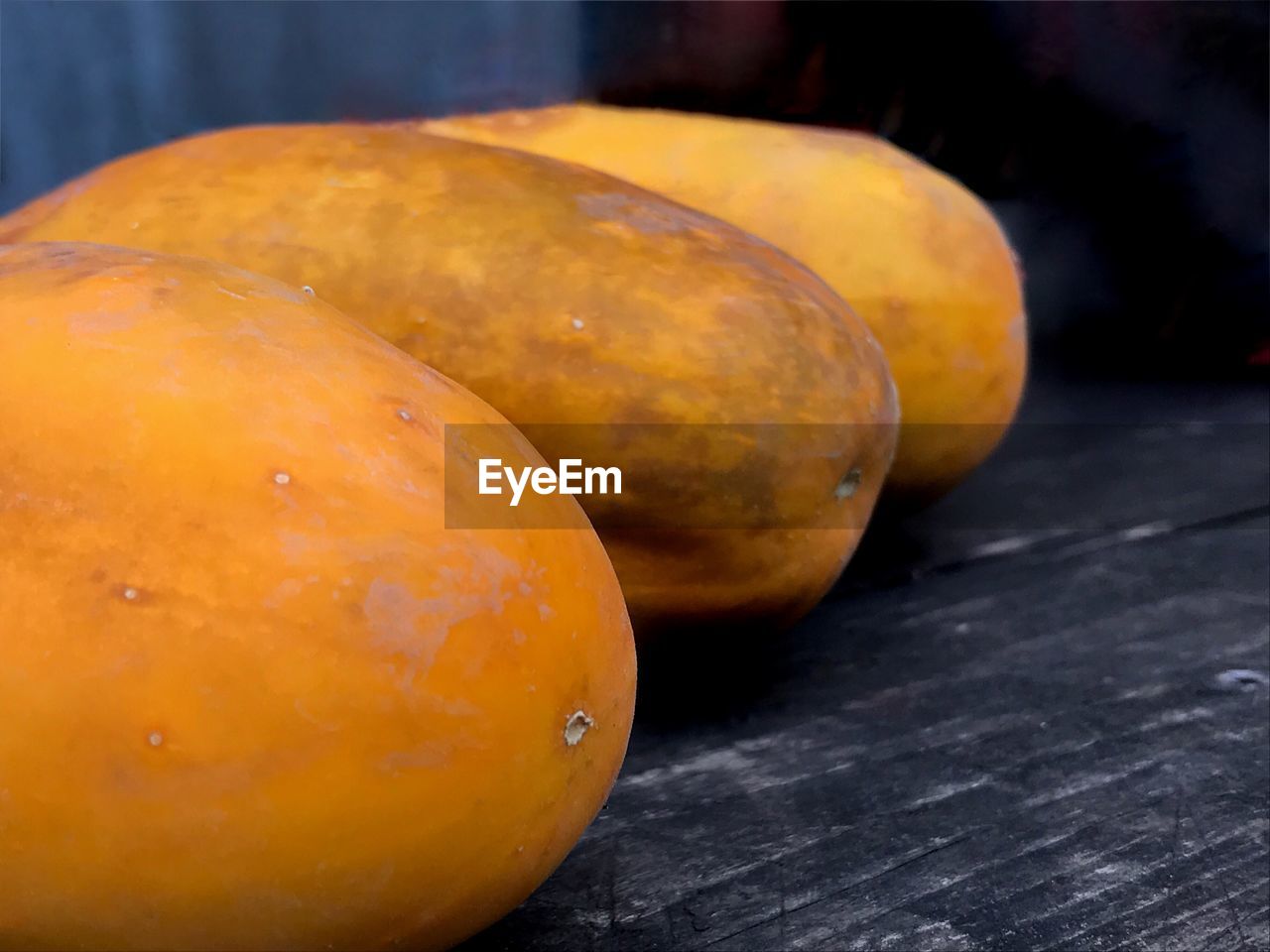 CLOSE-UP OF ORANGES ON TABLE