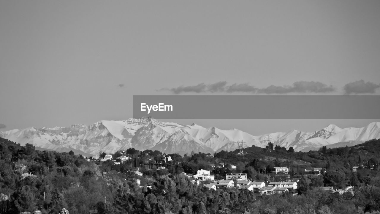 PANORAMIC SHOT OF TOWNSCAPE AGAINST MOUNTAINS