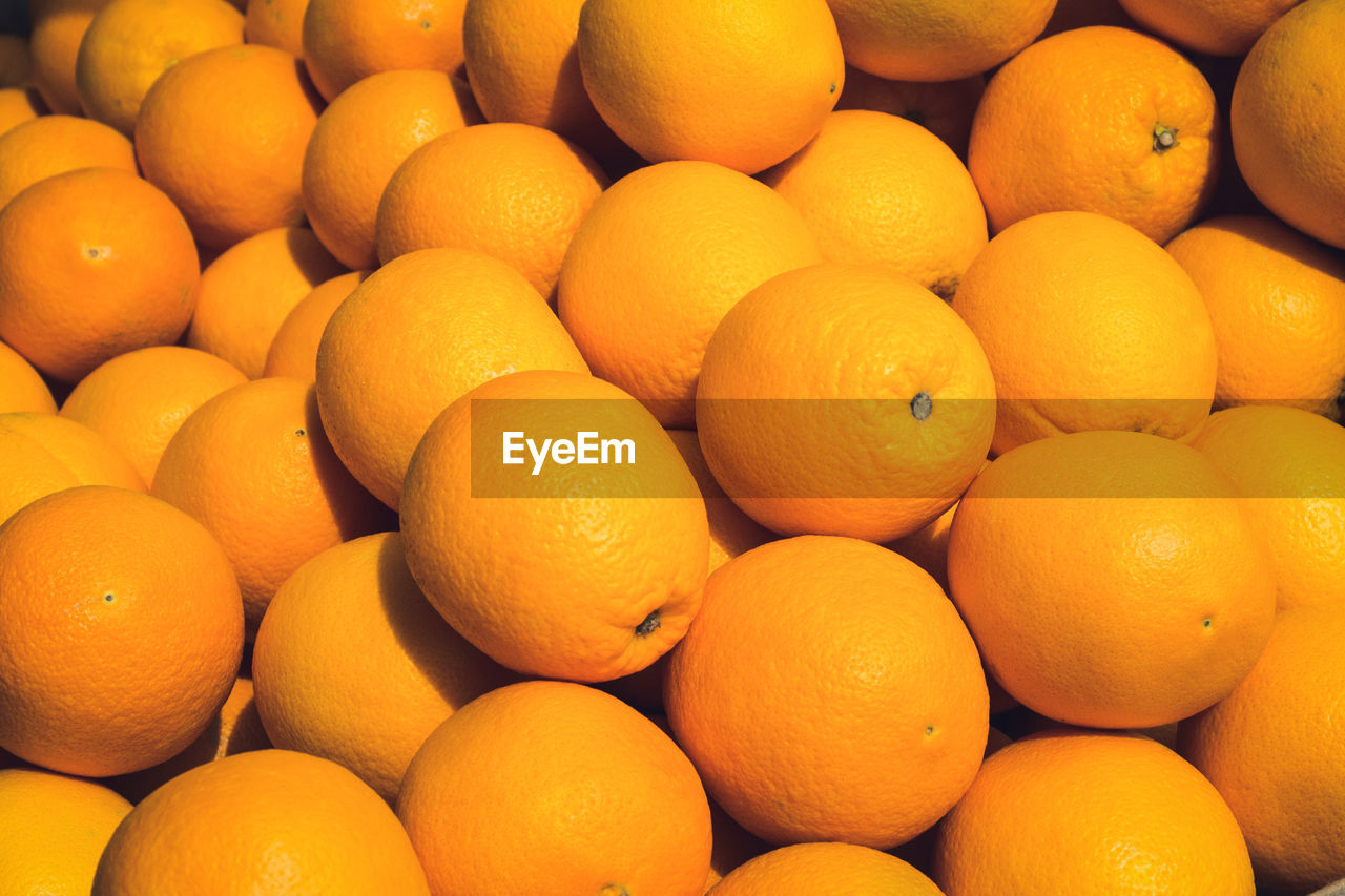 FULL FRAME SHOT OF ORANGES IN ORANGE
