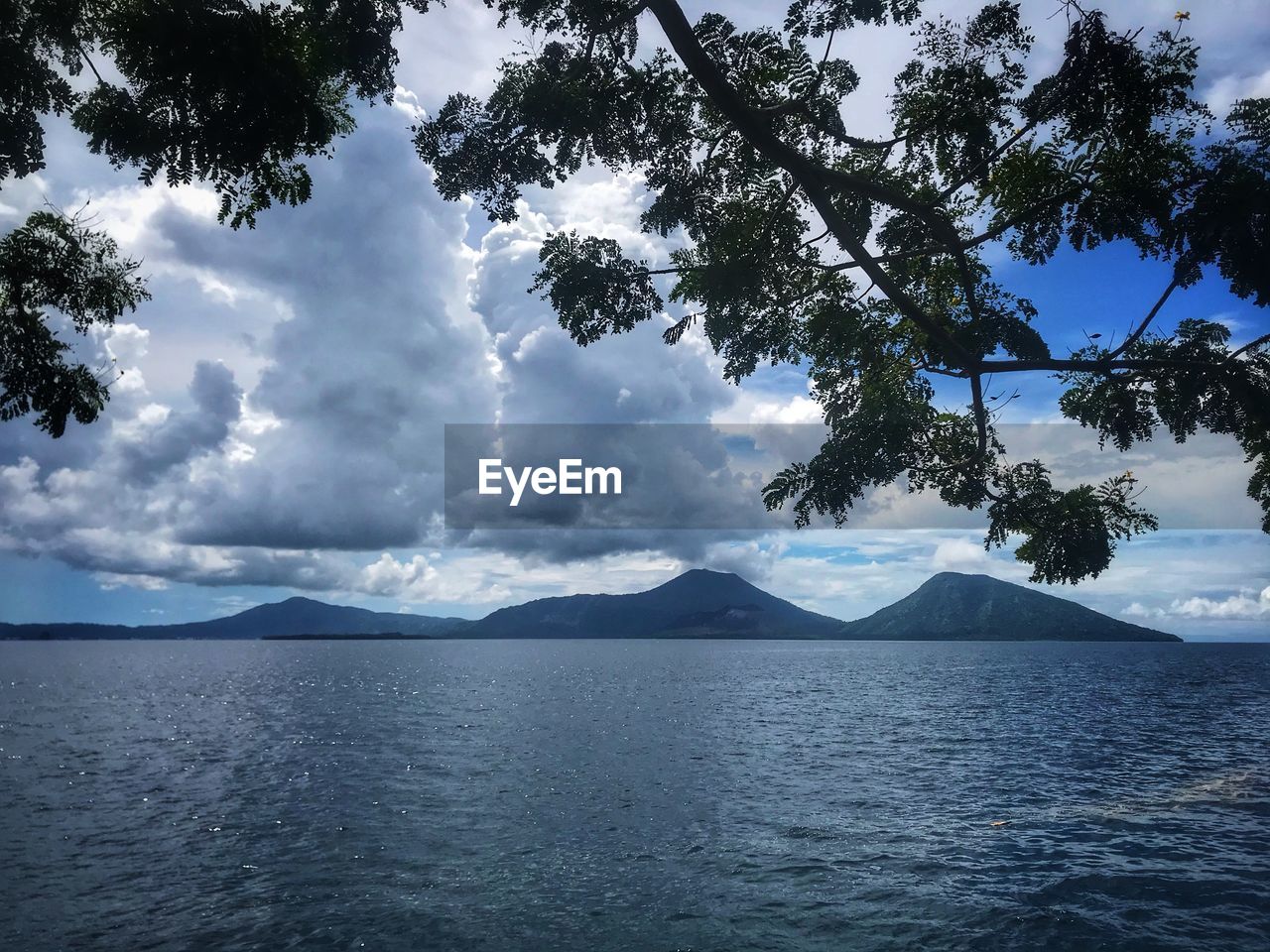 SCENIC VIEW OF SEA BY MOUNTAIN AGAINST SKY