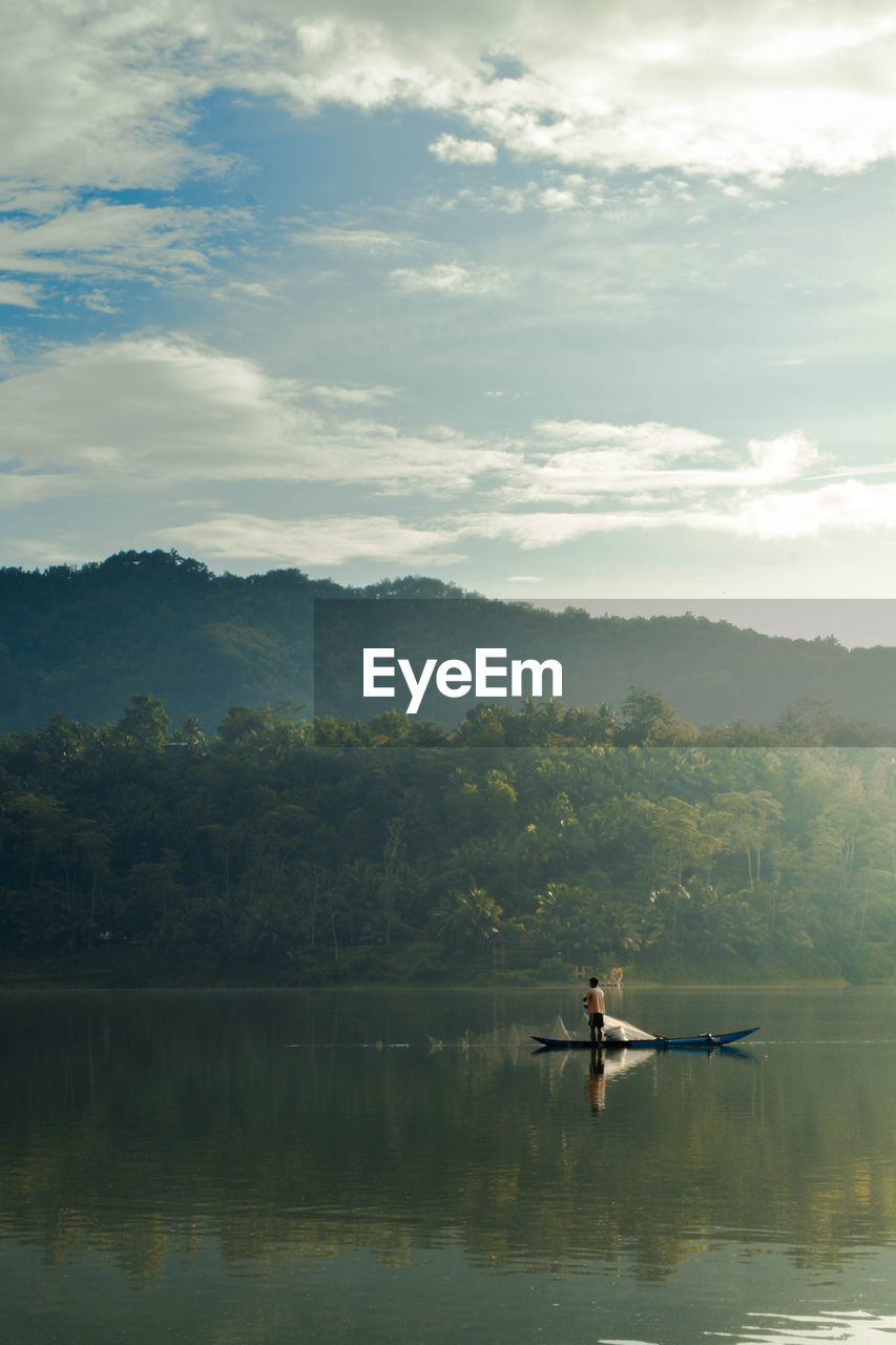 Fishermen who catch fish in the sermo reservoir