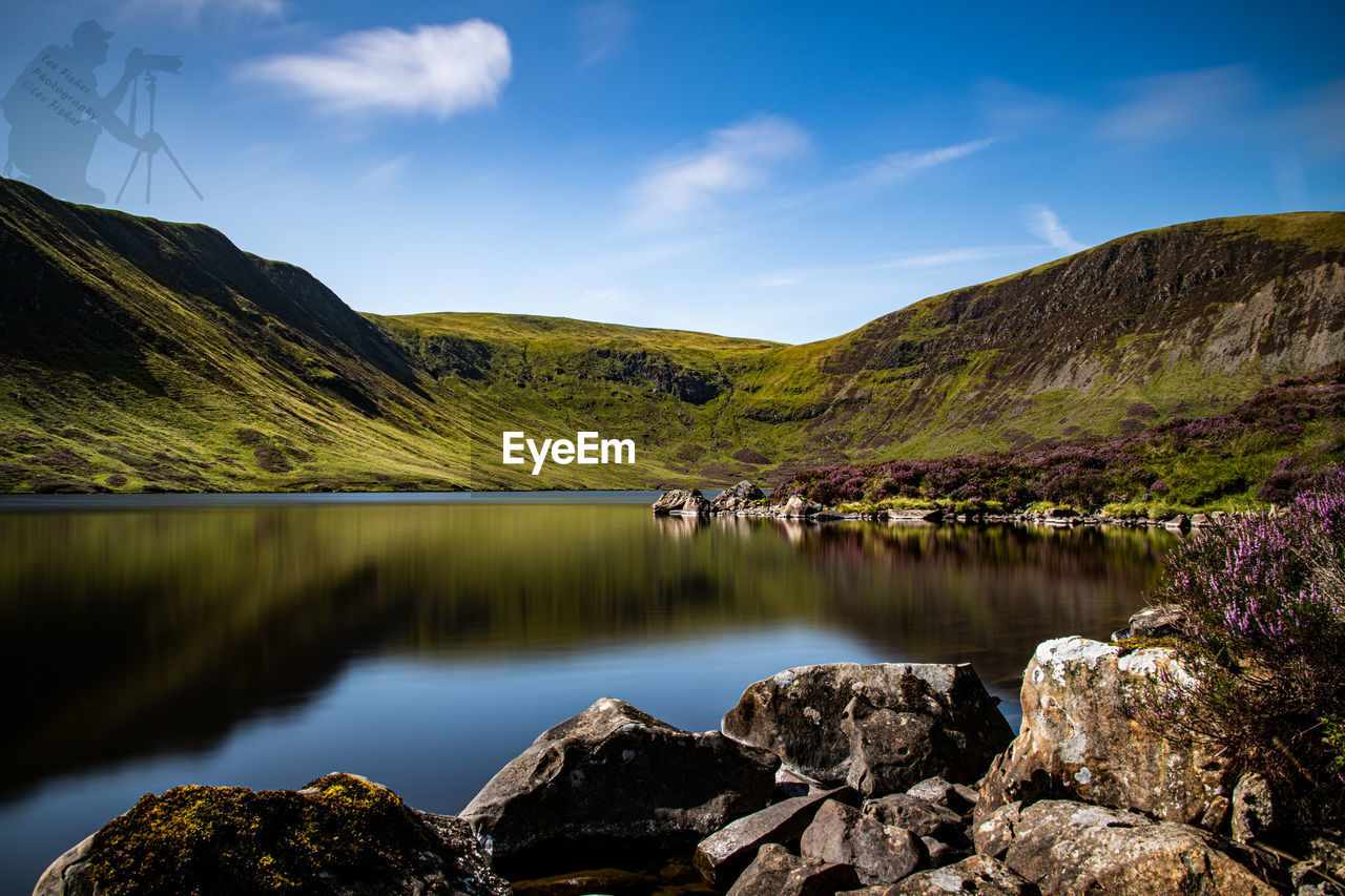 LAKE BY MOUNTAIN AGAINST SKY