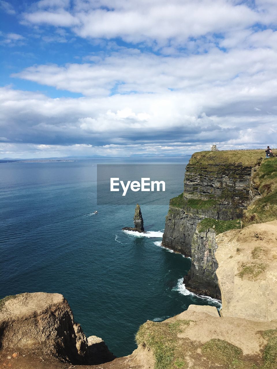 SCENIC VIEW OF SEA AND CLIFF AGAINST SKY