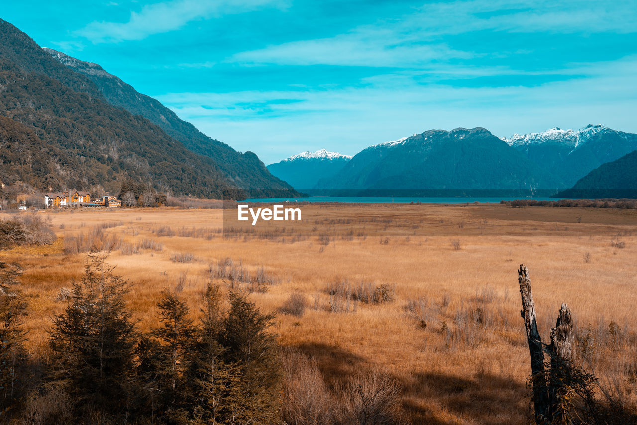 SCENIC VIEW OF LANDSCAPE AGAINST MOUNTAINS