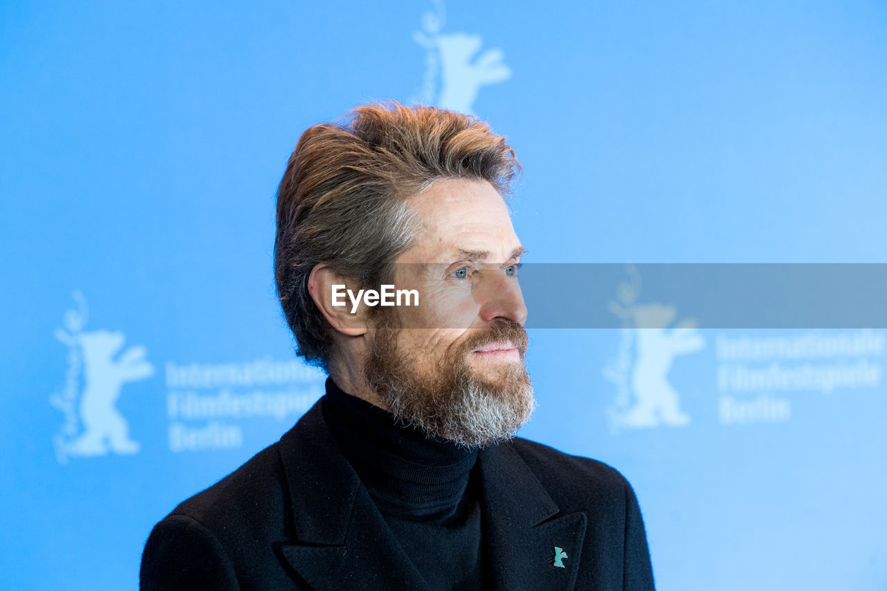 MAN WEARING SUNGLASSES AGAINST BLUE SKY