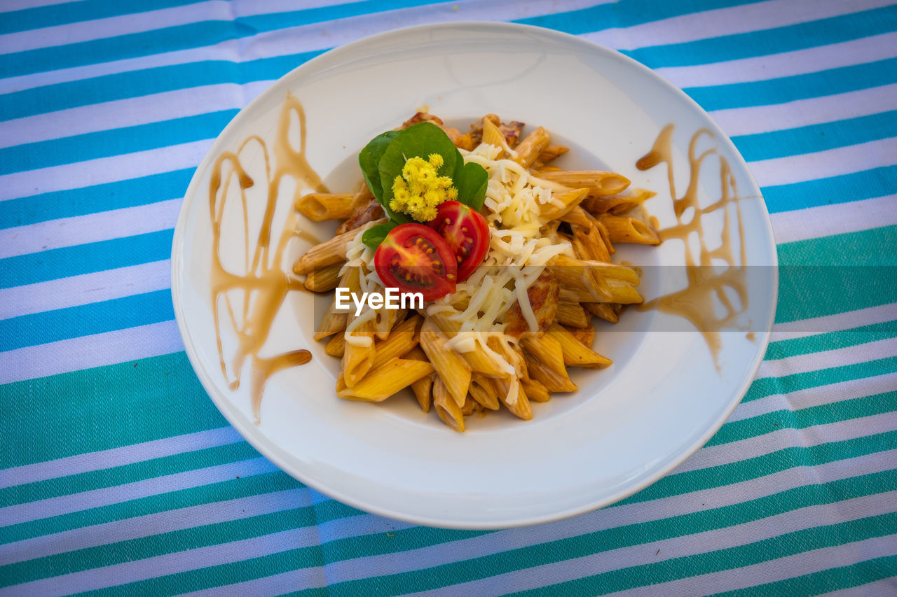 HIGH ANGLE VIEW OF FRUIT SALAD IN PLATE