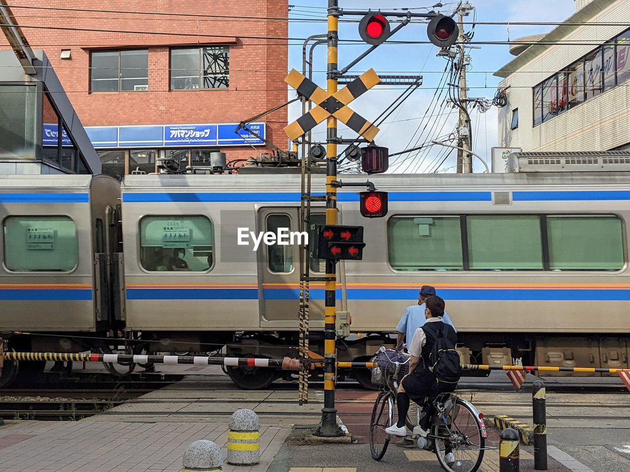 VIEW OF TRAIN AT RAILROAD STATION IN CITY