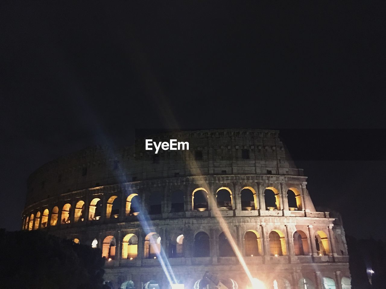 LOW ANGLE VIEW OF ILLUMINATED HISTORICAL BUILDING AT NIGHT