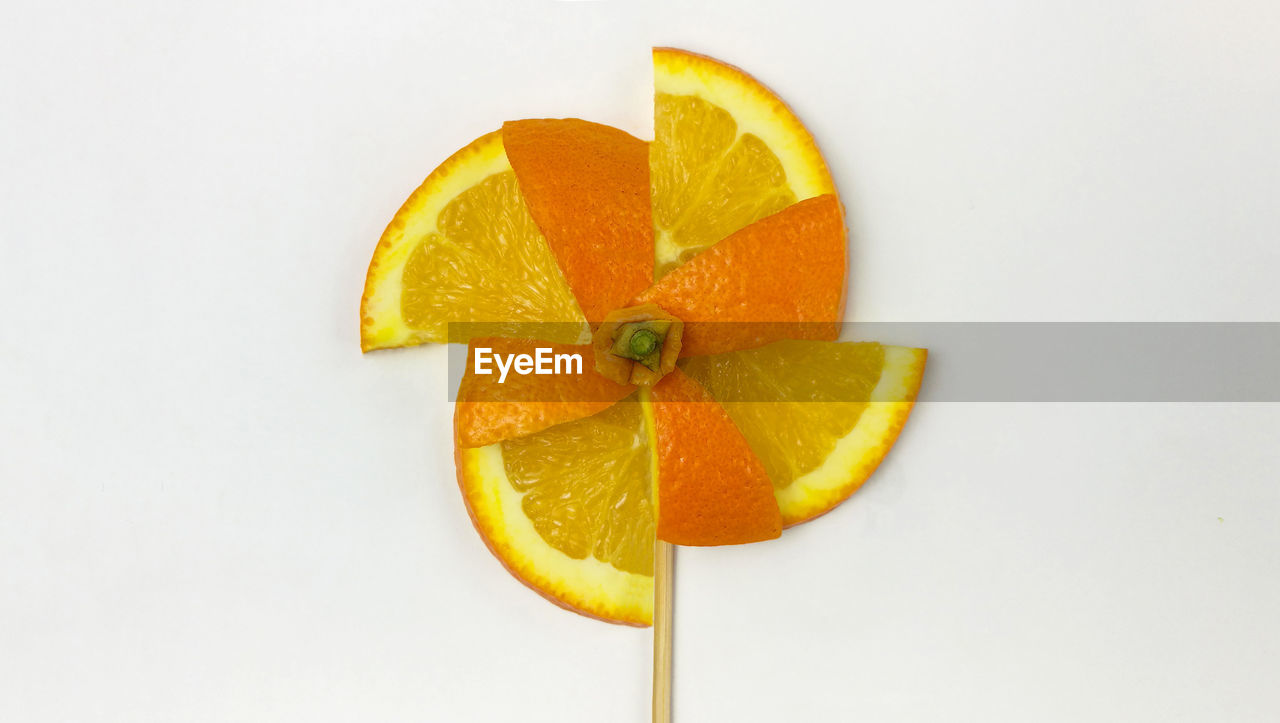 CLOSE-UP OF ORANGE FRUIT