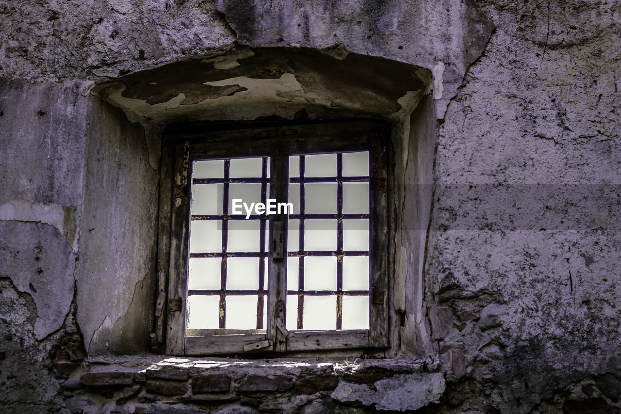 CLOSE-UP OF OLD ABANDONED HOUSE