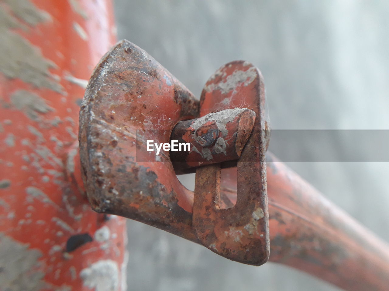 CLOSE-UP OF RUSTY METAL ON WALL