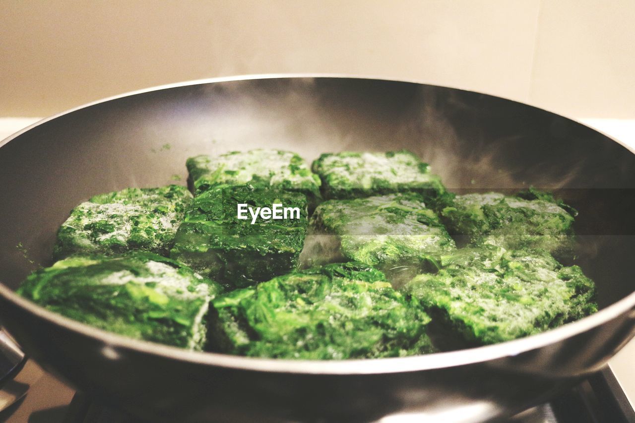 Close-up of paneer with spinach in frying pan