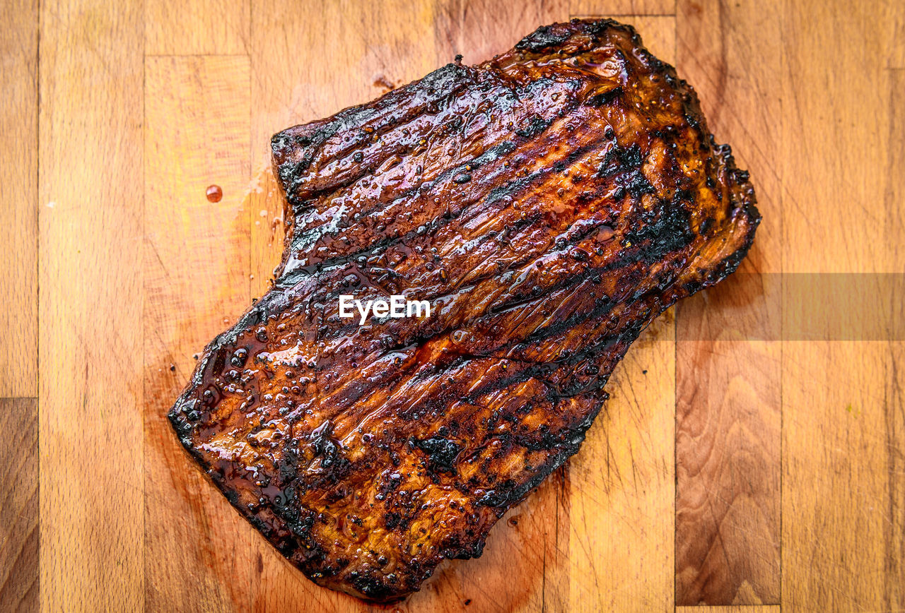 HIGH ANGLE VIEW OF MEAT ON BARBECUE GRILL