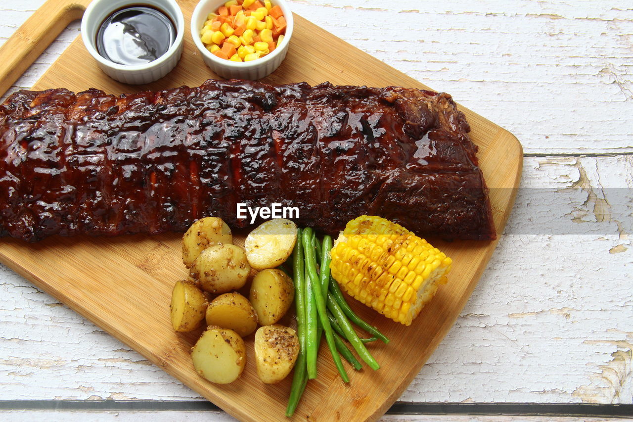 HIGH ANGLE VIEW OF FOOD ON CUTTING BOARD