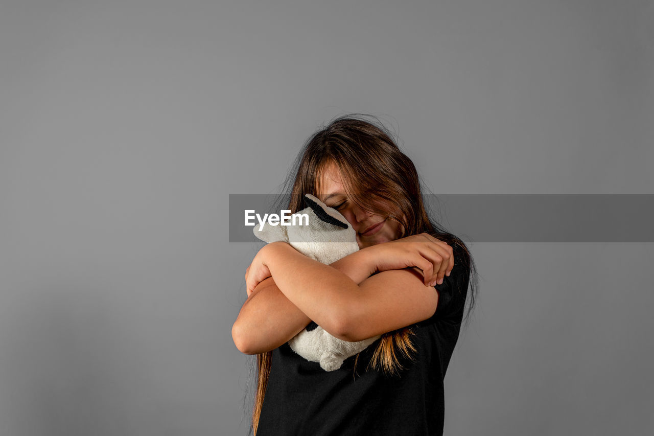 PORTRAIT OF A WOMAN HOLDING A HAIR