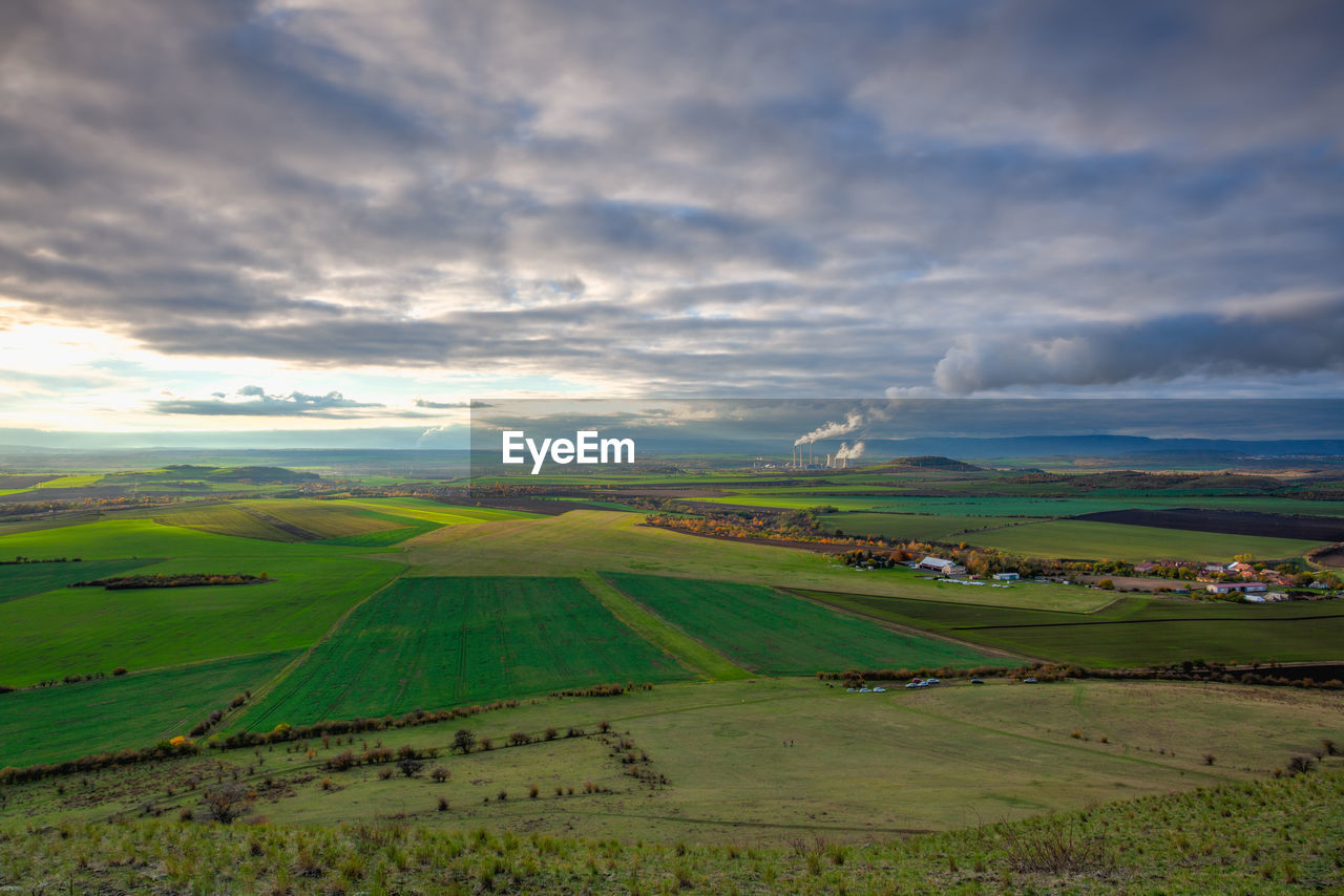 SCENIC VIEW OF AGRICULTURAL LANDSCAPE AGAINST SKY