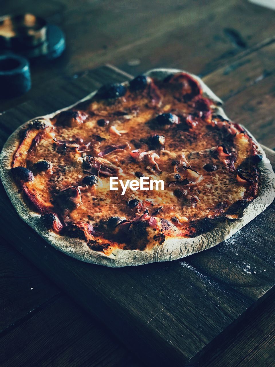 HIGH ANGLE VIEW OF PIZZA IN GLASS ON TABLE