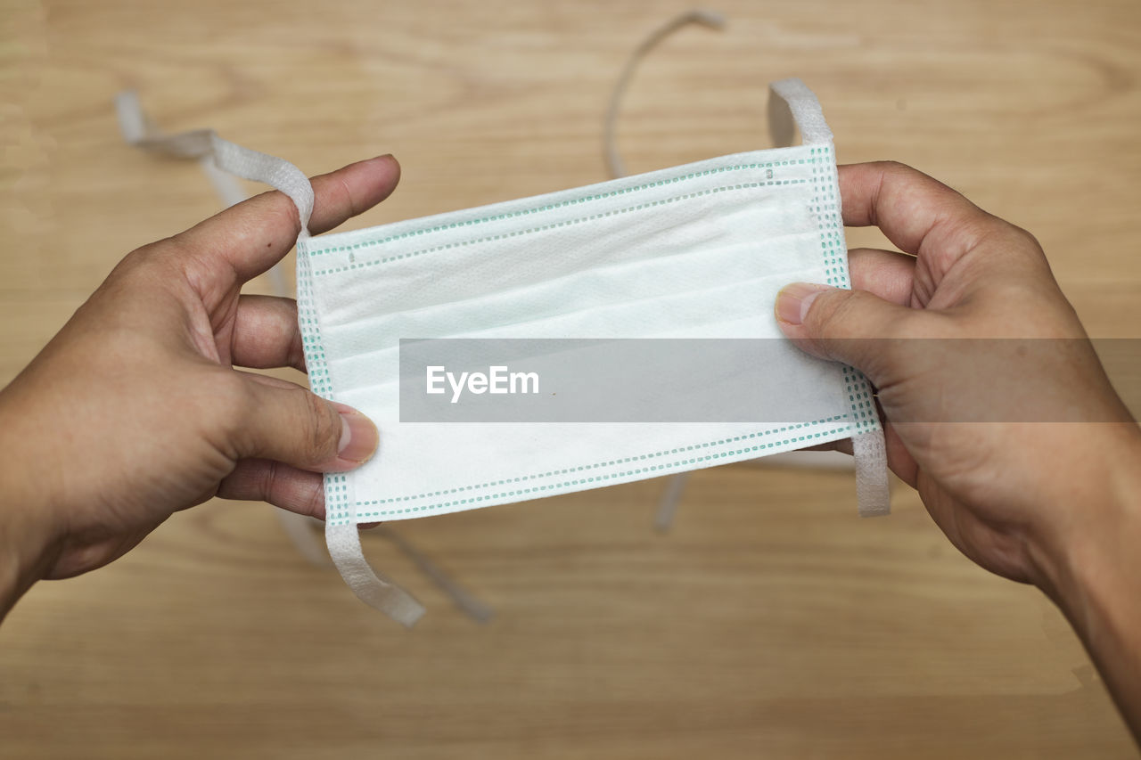 CROPPED IMAGE OF MAN HOLDING PAPER