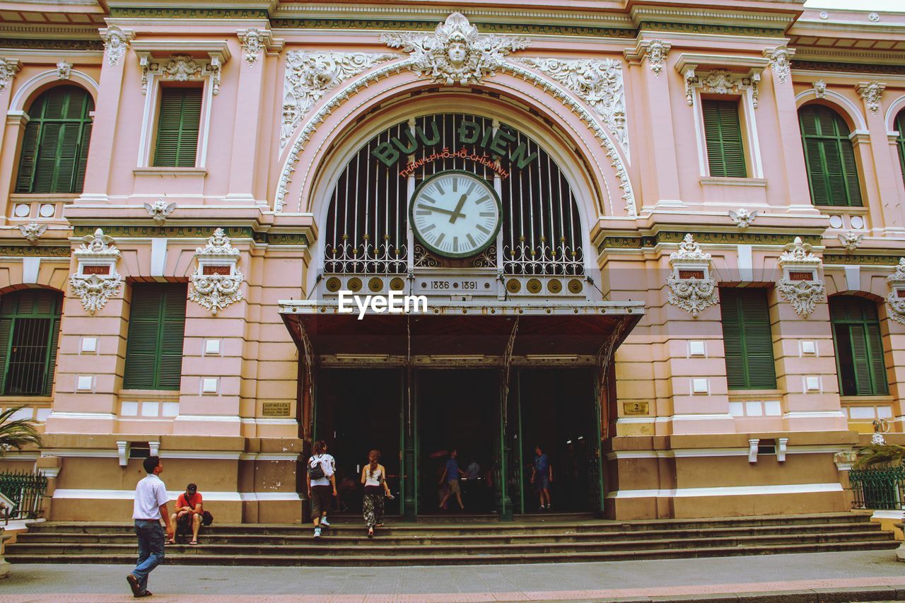 PEOPLE IN FRONT OF HISTORICAL BUILDING