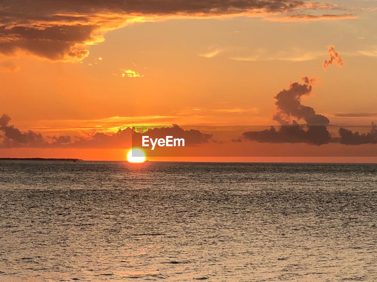 SCENIC VIEW OF SEA AGAINST SKY AT SUNSET