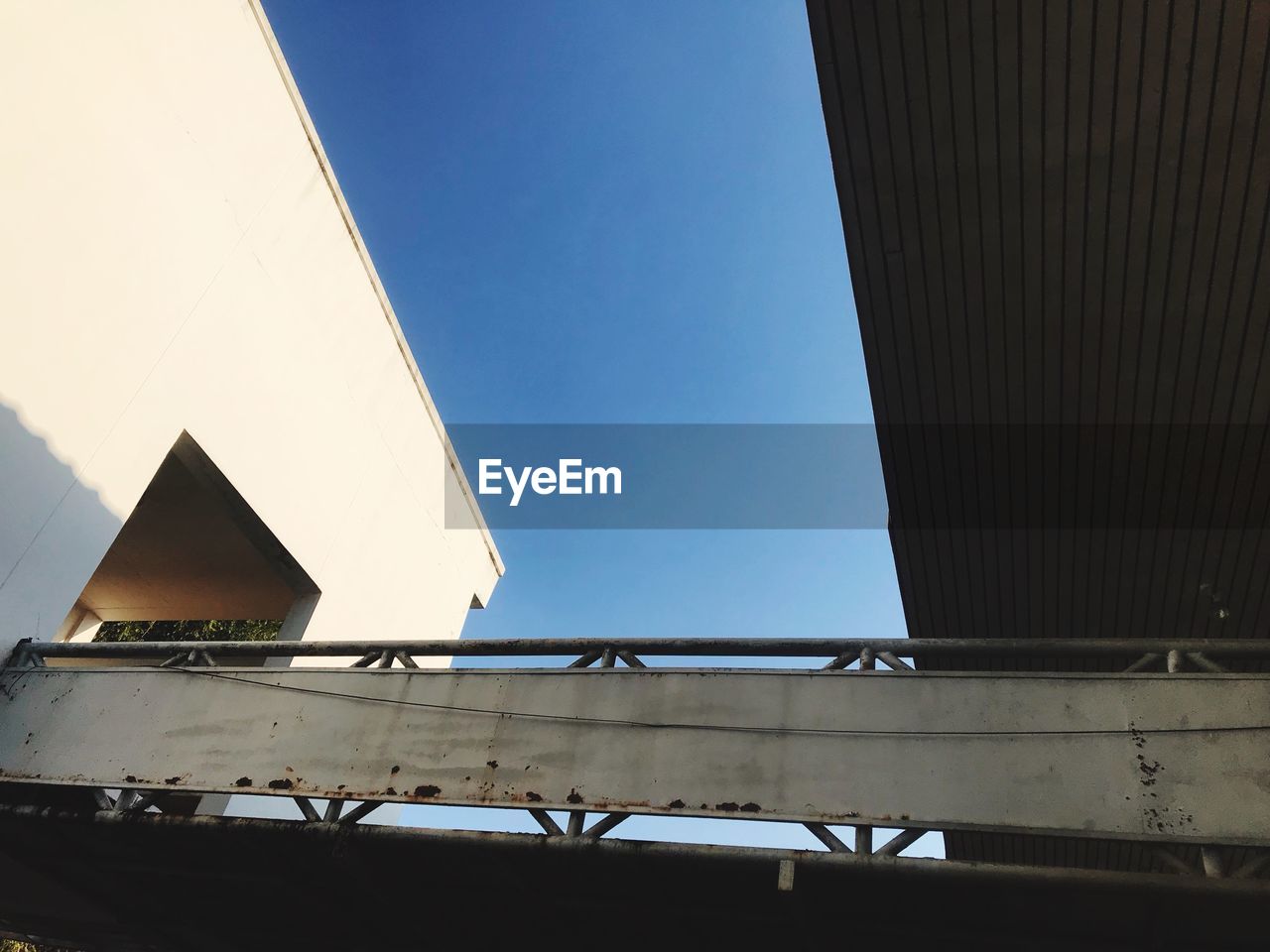 LOW ANGLE VIEW OF BUILDING AGAINST CLEAR SKY