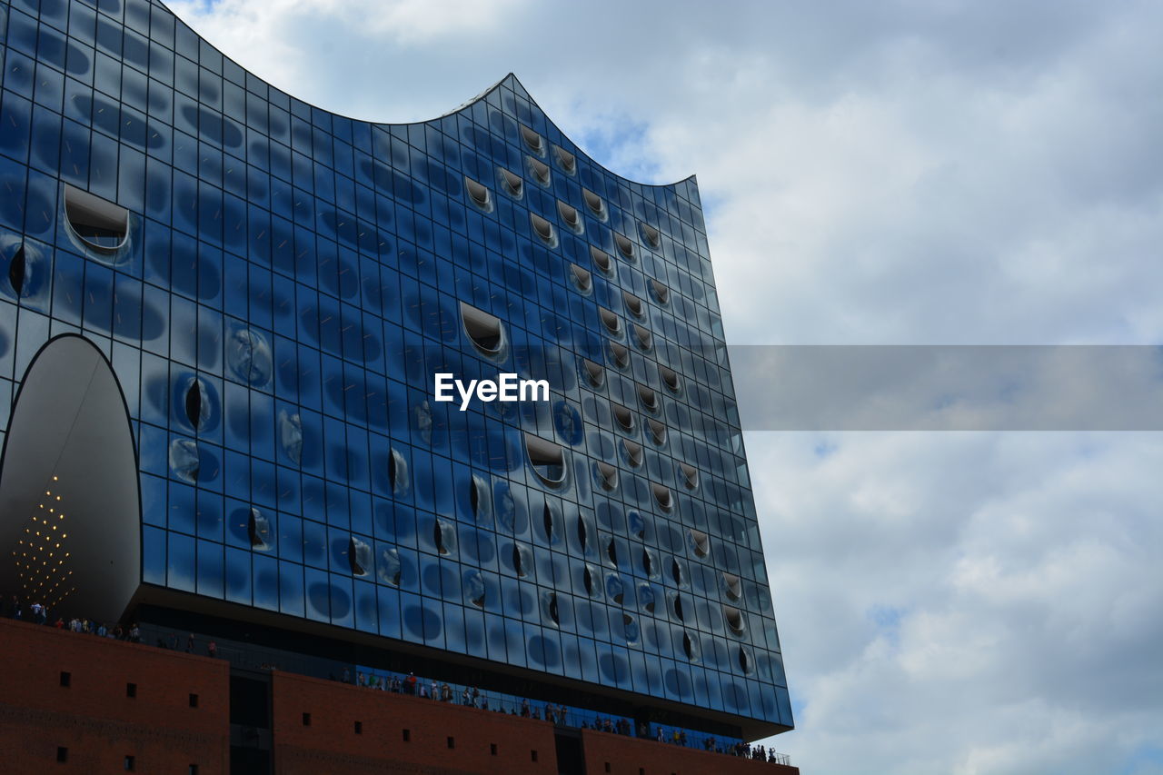 LOW ANGLE VIEW OF MODERN BUILDINGS AGAINST SKY