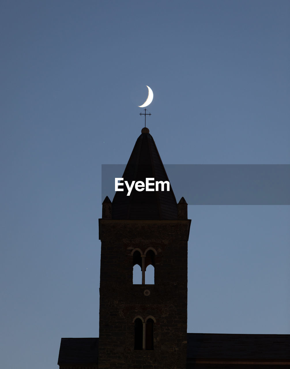 LOW ANGLE VIEW OF A BUILDING AGAINST THE SKY