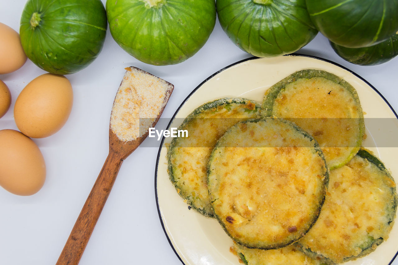 HIGH ANGLE VIEW OF BREAKFAST ON PLATE