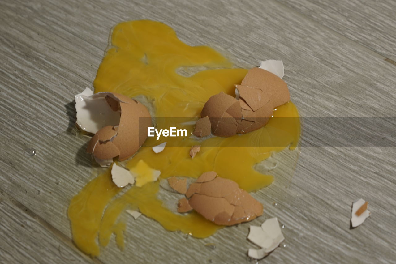 CLOSE-UP OF FOOD ON TABLE