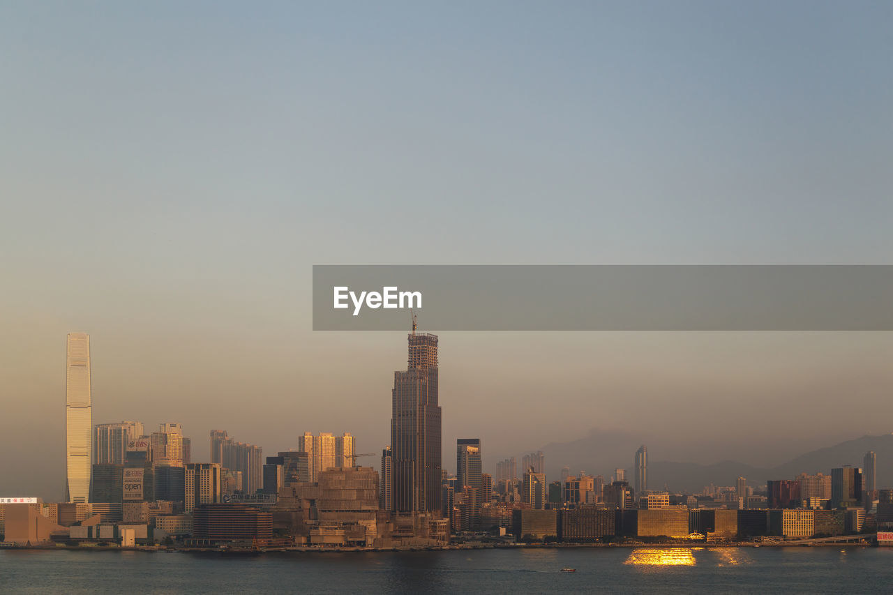 SEA BY BUILDINGS AGAINST SKY IN CITY