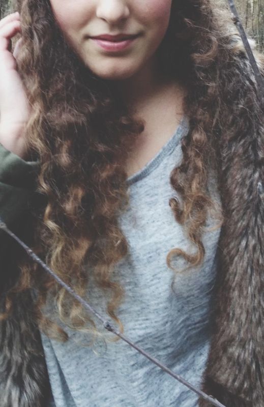 CLOSE-UP PORTRAIT OF YOUNG WOMAN