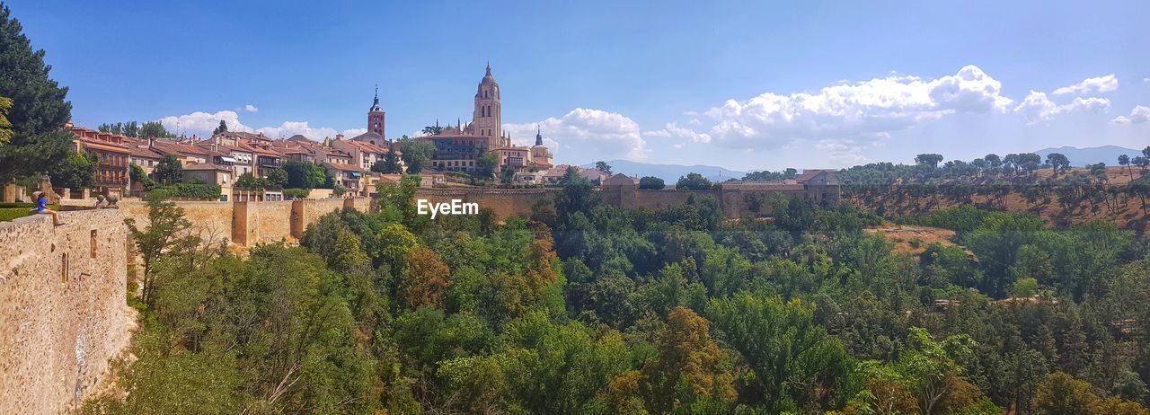 PANORAMIC VIEW OF TEMPLE AGAINST BUILDING