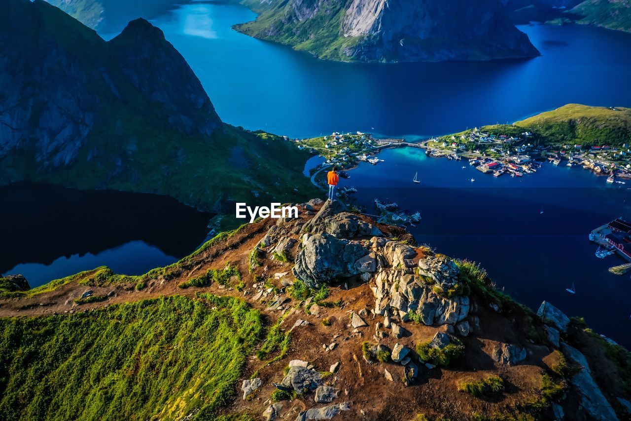 SCENIC VIEW OF SEA AGAINST MOUNTAIN