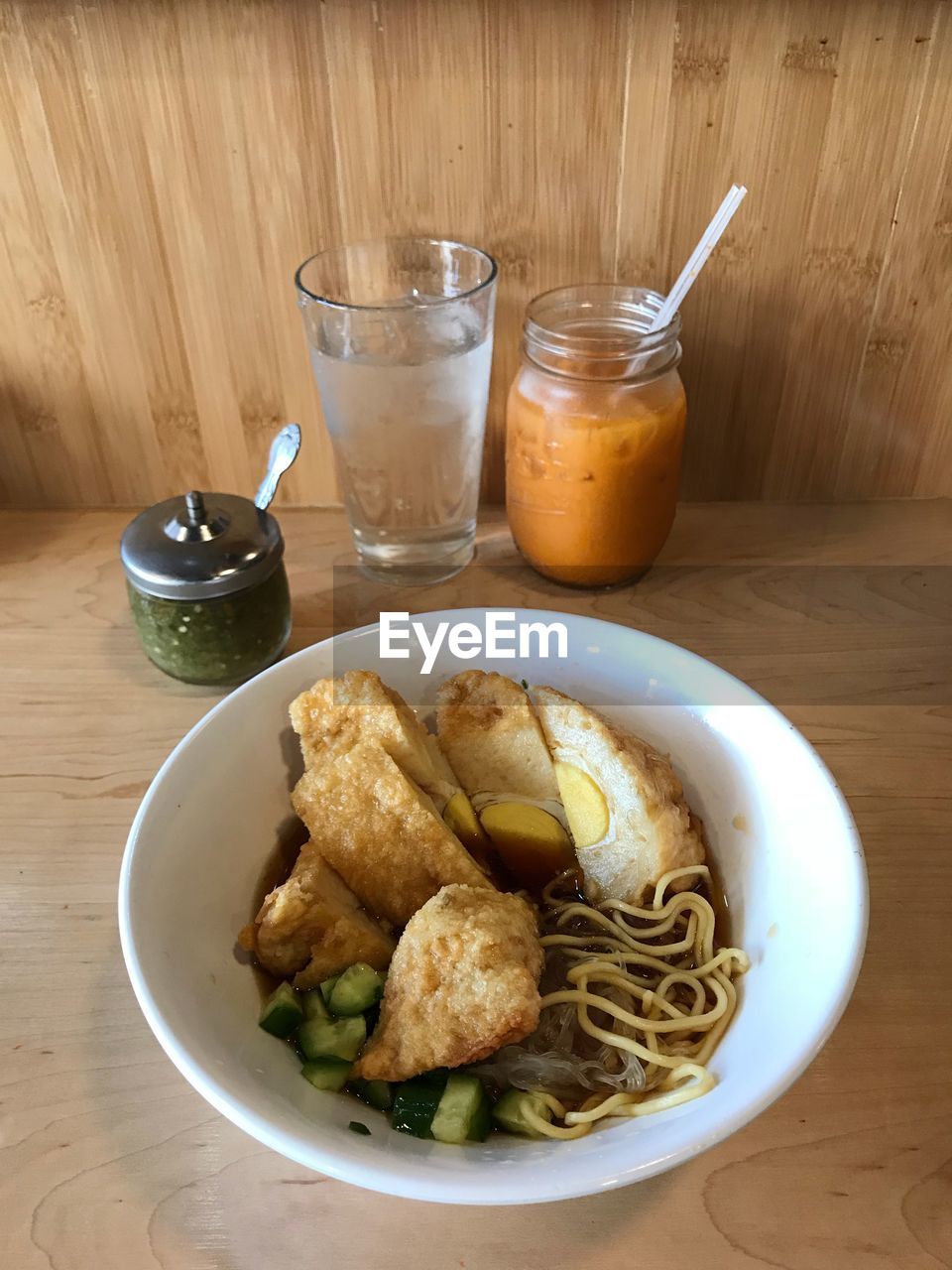 HIGH ANGLE VIEW OF FOOD IN BOWL ON TABLE