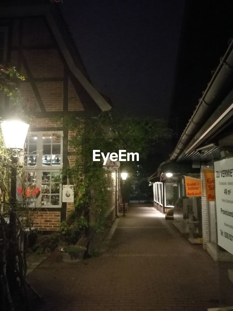 NIGHT VIEW OF ILLUMINATED STREET LIGHTS AT NIGHT