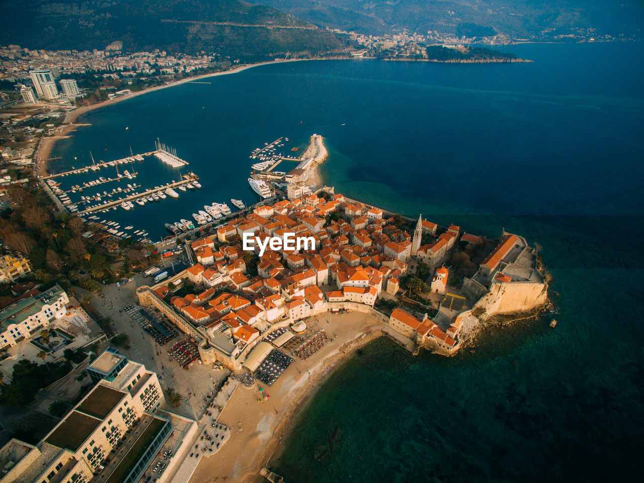 HIGH ANGLE VIEW OF CITY BY SEA